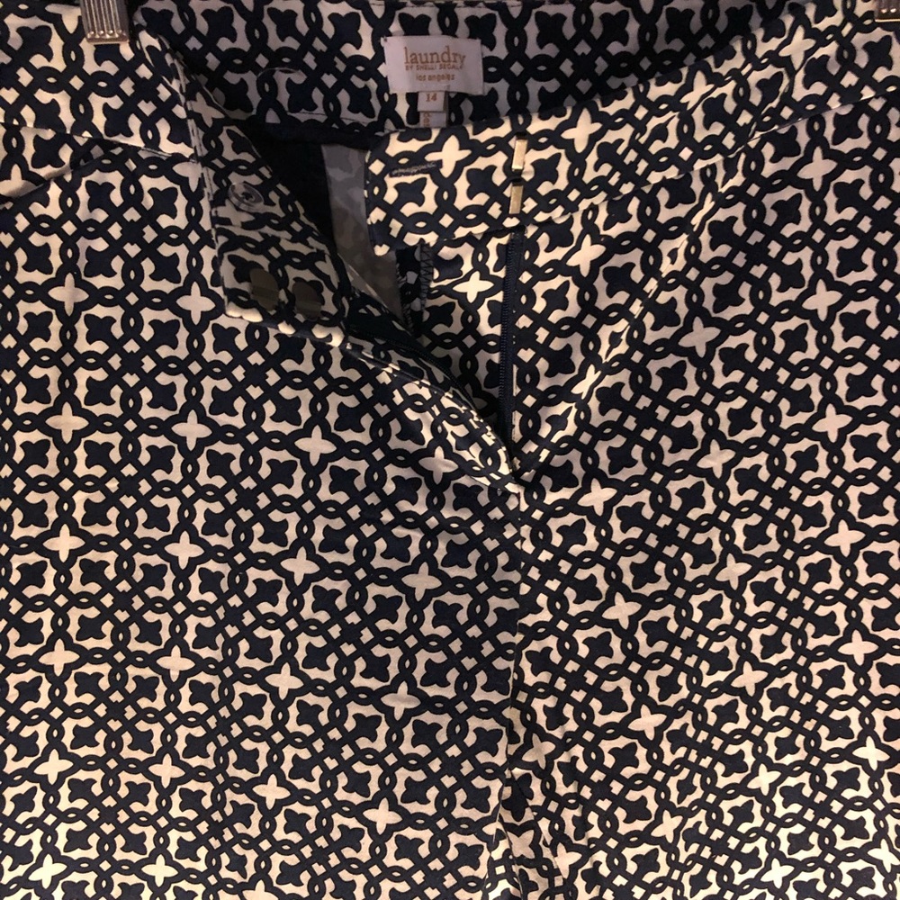 Laundry size 14 cropped pants…black & white.  Beautiful condition.